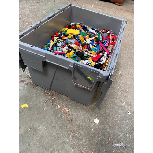 44 - Very large quantity of Lego (15kg inc box)