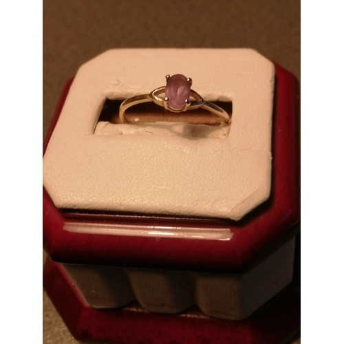 27A - 9ct gold ring set with single purple gemstone 0.94 grams Size P