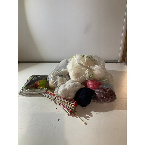 408 - Bag of assorted wool