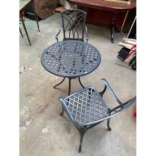 407 - Aluminium lightweight garden table and 2 chairs