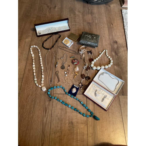 17 - Mixed costume jewellery collection inc necklaces & ear rings - slightly silver noted