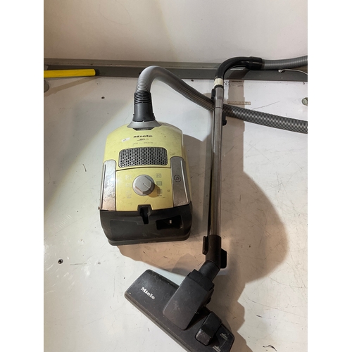 174 - Miele S42N vacuum cleaner - working