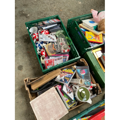 237 - 6 trays of miscellaneous items - ideal car boot lot