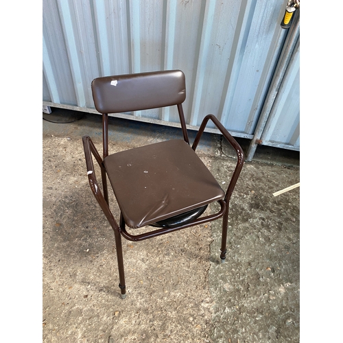 453 - Commode chair