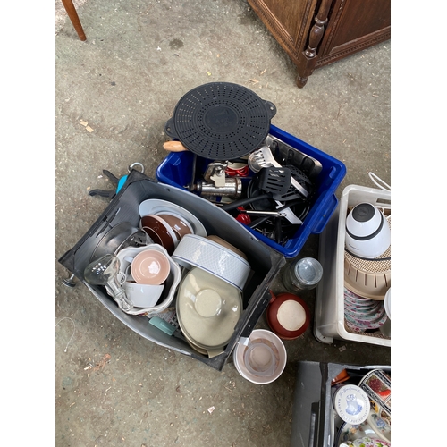 414 - Very large lot with mainly kitchen items incl omelette maker, plates, teapot, kitchen utensils and m... 