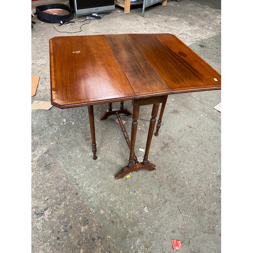 446 - Drop leaf table nice decorative edging