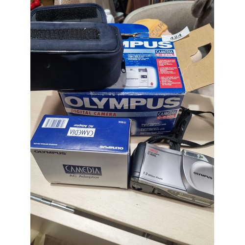 424 - Olympus camedia C-830L with case and box