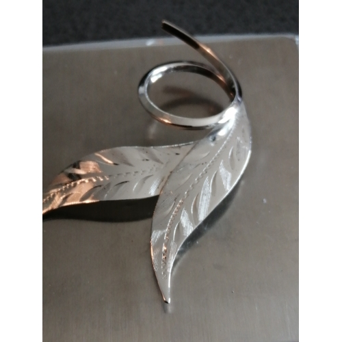 22A - Silver brooch with a leaf design pendant 7.88 grams