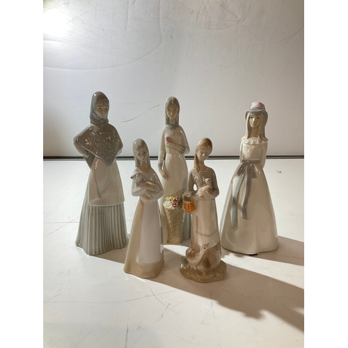 23 - Quantity of ceramic figures inc Valencia