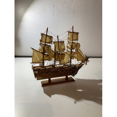 40 - Wooden model of a ship - 40cm long