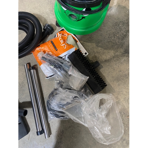 158 - George wet and dry vacuum cleaner with hose & attachments - working