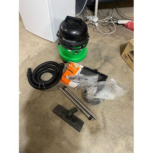 158 - George wet and dry vacuum cleaner with hose & attachments - working