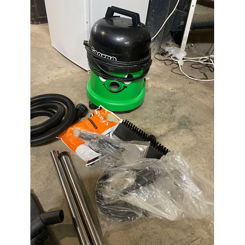 158 - George wet and dry vacuum cleaner with hose & attachments - working