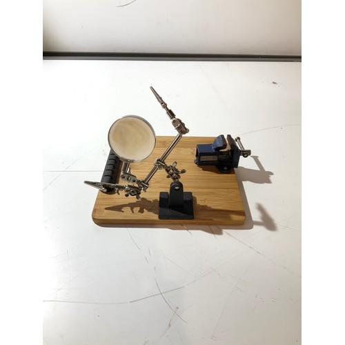 98 - Craftsmen's magnifying glass and small D-i-y vice