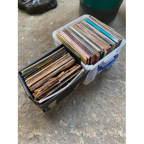 474 - 2x boxes of vinyl albums inc bugs bunny