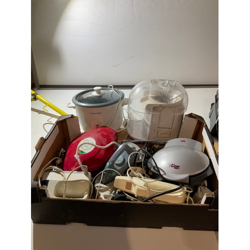 208 - mixed lot of electrical items slow cooker, whoopie hand whisk and more