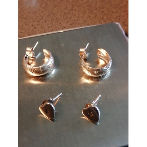 20A - 2 pairs of silver earrings 3.51 grams