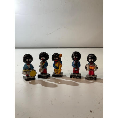 16 - Quantity of Robertson Golly musical figures