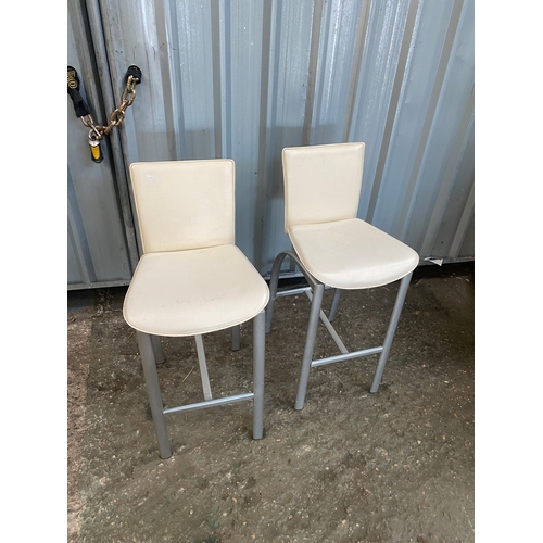 120 - 2x white leather bar stool chairs