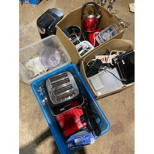 184 - Very large quantity of mixed lot inc lamps, kitchen appliances, extension leads etc