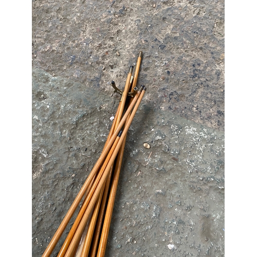 190 - Large quantity of pool/snooker cues - some with mother of pearl inlay