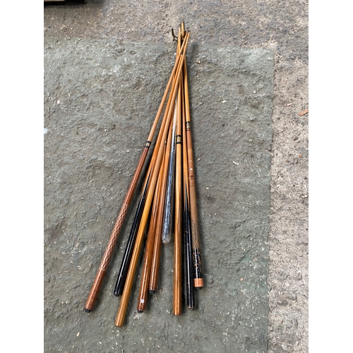 190 - Large quantity of pool/snooker cues - some with mother of pearl inlay