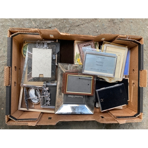 200A - Quantity of various picture frames