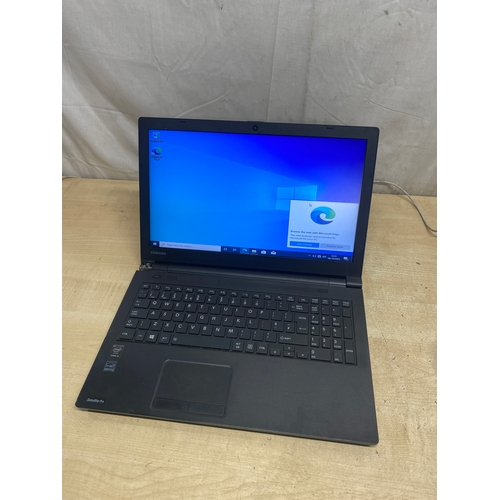118 - Toshiba R50, laptop, i3-4th, 4GB RAM, 500Gb hard drive - with charger - windows 10 fresh install