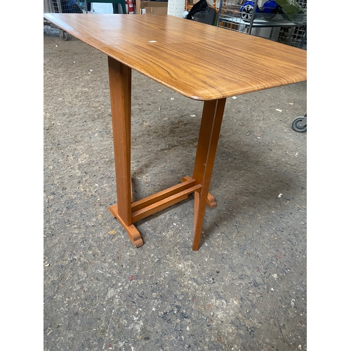 390 - Veneered drop leaf table