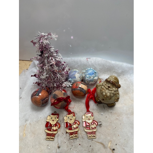 167 - Quantity of baubles & other decorations