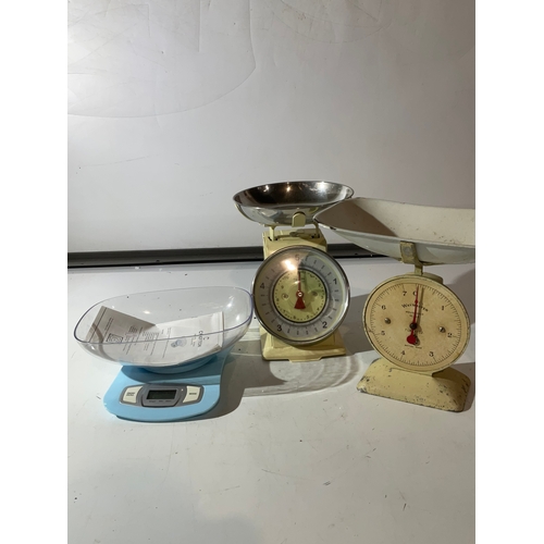 107 - 2x mechanical and 1 digital weighing scales