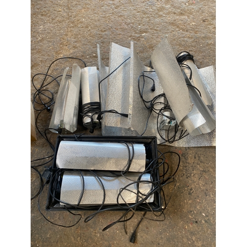 252 - Large quantity of hydroponic light fittings & bulbs