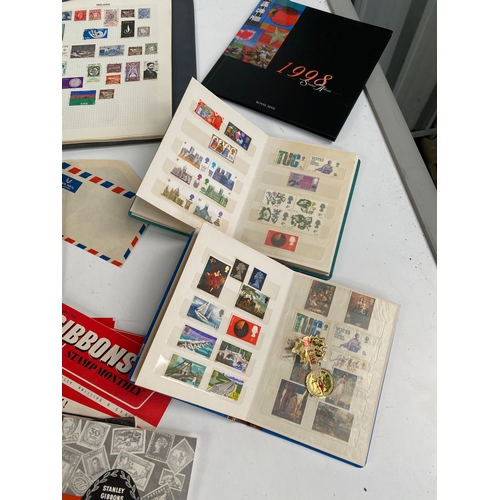 315 - Large quantity of stamp albums & collectors annuals