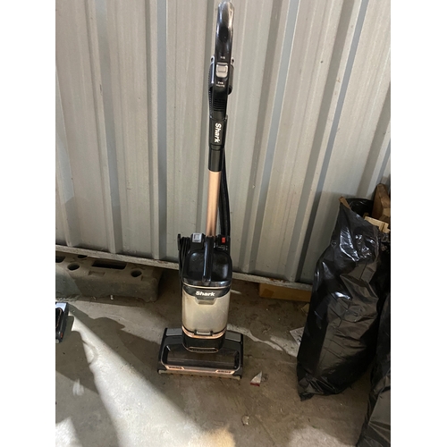Shark NV702UKT 66 vacuum cleaner working