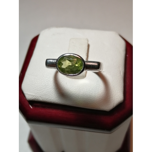 23A - Silver ring set with single green gemstone 3.71 grams Size N