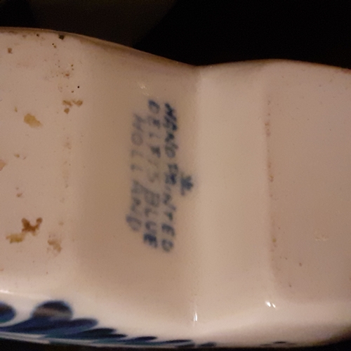 34 - Quantity of blue/white clog ashtrays, mostly Delft.