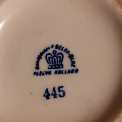 34 - Quantity of blue/white clog ashtrays, mostly Delft.