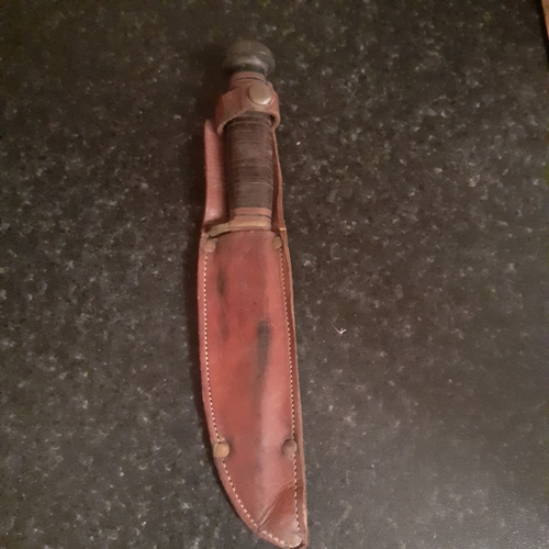 10 - Vintage hunting blade in leather case