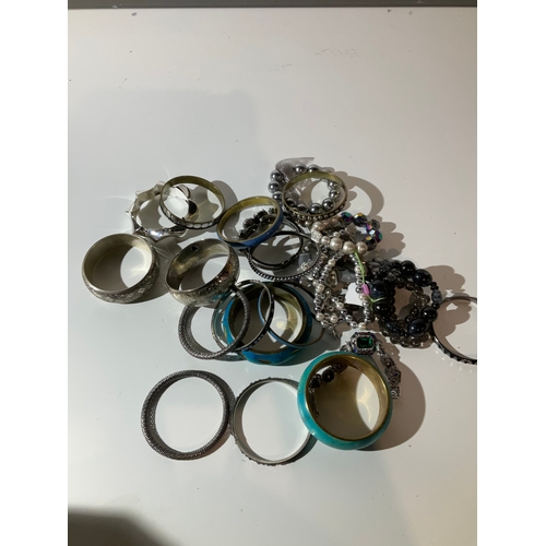44 - Quantity of costume jewellery bangles