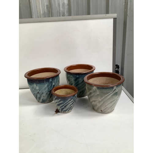 86 - 4x matching glazed ceramic pots