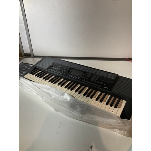 400 - Yamaha PSR-320 electronic keyboard - with box