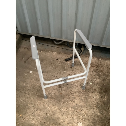 402 - Toilet mobility frame