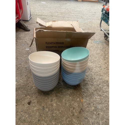 538 - Large quantity of multi coloured bowls