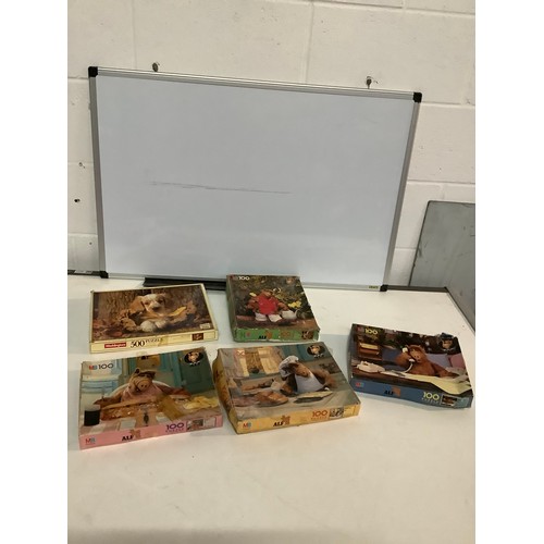 199 - Quantity of vintage mainly Alf jigsaws