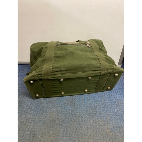 120 - Green army pilots large carry bag in good condition