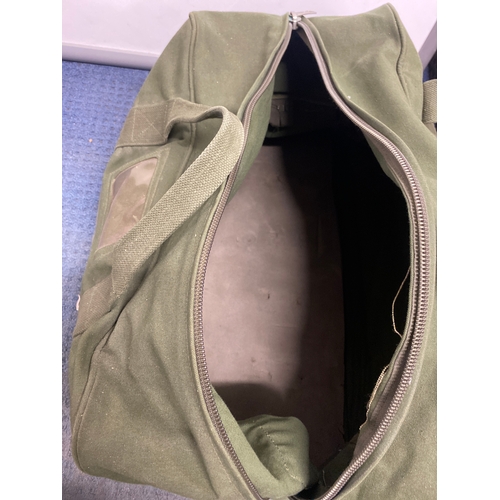 120 - Green army pilots large carry bag in good condition