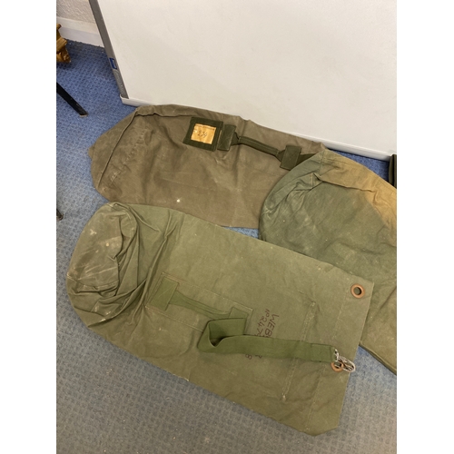 141 - Set of 3 army large hold-all carry bags