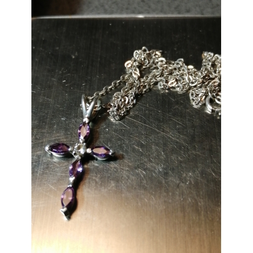 25A - Silver necklace with gemstone encrusted cross pendant 2.83 grams