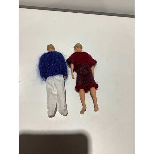 285 - 2x Ken barbie dolls