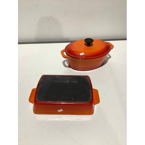 330 - Le creuset style heavy cast iron roasting pot and dish